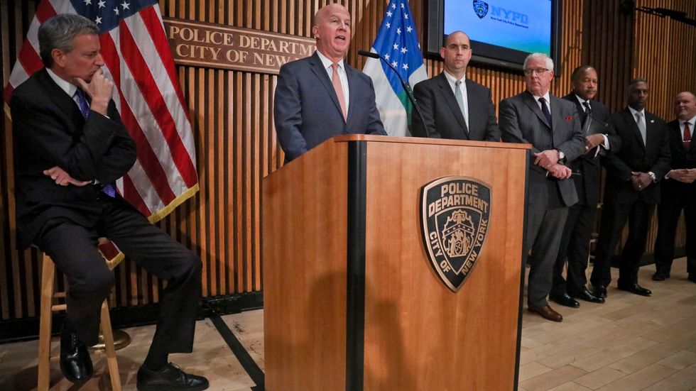 Chefen för New Yorkpolisen James P O'Neill redogör på en presskonferens tillsammans med New Yorks borgmästare Bill de Blasio (längst till vänster) och företrädare för FBI hur det går med utredningen av de misstänkta bombförsändelserna. Hittills har tio bomber påträffats mot åtta mål, enligt O'Neill.