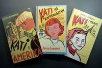 Nyutgåvorna av de tre Katiböckerna från 1998–2000. Omslaget till ”Kati på Kaptensgatan”, tecknat av Margit Uppenberg (signaturen Gobi), är identiskt med originalets. 