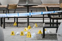 Avspärrningar efter helgens skottlossning i Farsta centrum i södra Stockholm, där två personer miste livet.