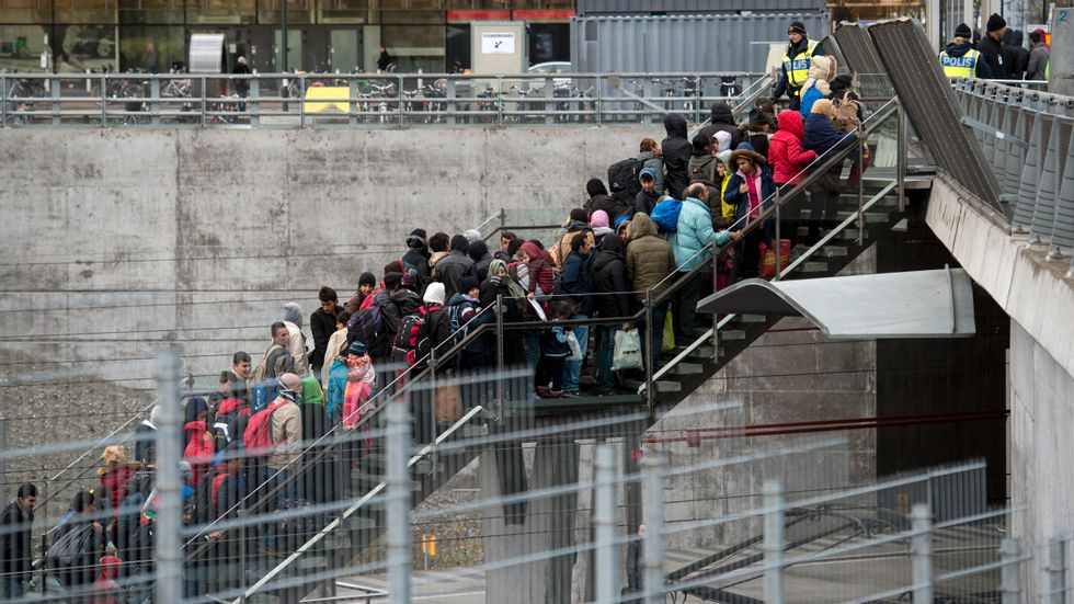 Polis övervakar kön av ankommande asylsökande vid Hyllie station utanför Malmö i november 2015.