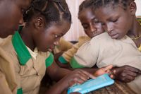 På en skola i Far North, Kamerun, får eleverna använda tablets i undervisningen.