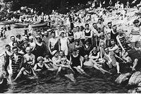 Badande människor i vattnet i Mölle. Bilden är tagen i början av 1900-talet.