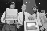 Steve Jobs, John Sculley och Steve Wozniak avtäcker den nya Macintoshdatorn 1984. Arkivbild.