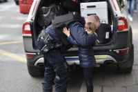 En liten flicka ger en polisman en kram.