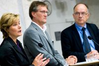 Folkhälsominister Maria Larsson (KD), Anders Tegnell, avdelningschef på socialstyrelsen och Göran Stiernstedt, Sveriges Kommuner och Landsting, under en pressträff med anledning av svininfluensan den 17 september 2009.
