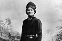 Den samiska feministen och pionjären Elsa Laula föddes 1877 i Norge och växte upp på Gardfjell, Tärnaby, i en renskötarfamilj. 1904 bildade hon den första samiska riksorganisationen Lapska centralförbundet.