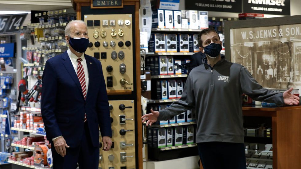 Joe Biden besöker småföretagare.