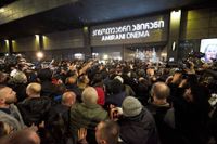 Hätska protester utanför biografen som visar ”And then we danced” i Tbilisi, Georgiens huvudstad i fredags.