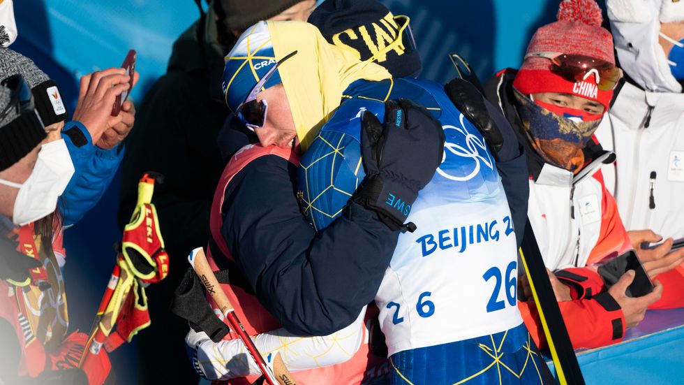 William Poromaa får en kram av tränaren Lasse Ljung efter sjätteplatsen i OS-debuten.