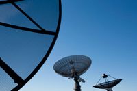 Genom att kombinera information från tolv parabolantenner spridda över halva jordklotet, däribland Onsala rymdobservatorium söder om Göteborg, kunde forskare ta reda på exakt varifrån på himlavalvet som blixtarna kommer. Arkivbild.