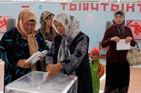Kirgiziska kvinnor i Osh lägger sina röster i parlamentsvalet i oktober. Kirgizistan är ett av de länder i Centralasien som har haft problem att uppnå frihet och välstånd åt människorna efter Sovjetunionens kollaps.