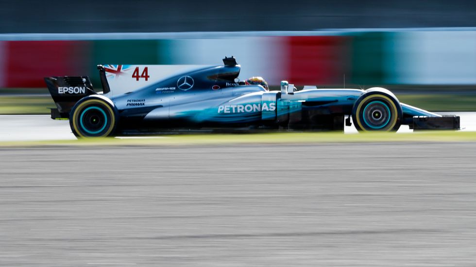 Mercedesföraren Lewis Hamilton styr stadigt mot VM-titeln efter dagens seger i Japans GP.