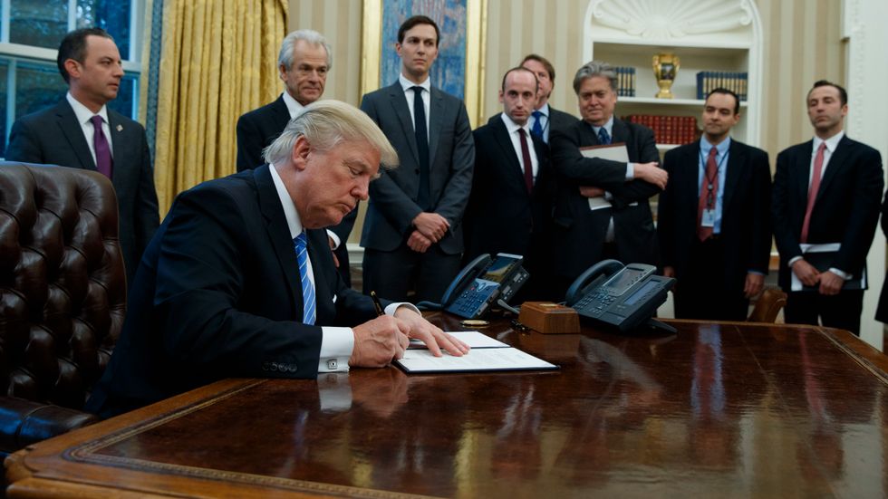 USA:s president Donald Trump — omgiven av enbart män — signerar och återinför ”Mexico City policy” som innebär att USA fryser allt stöd till organisationer som främjar abort. 
