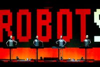 ”We are the robots”, sjunger tyska Kraftwerk på engelska.