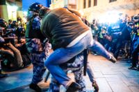 Rysk polis griper demonstranter i Moskva på tisdagskvällen. 