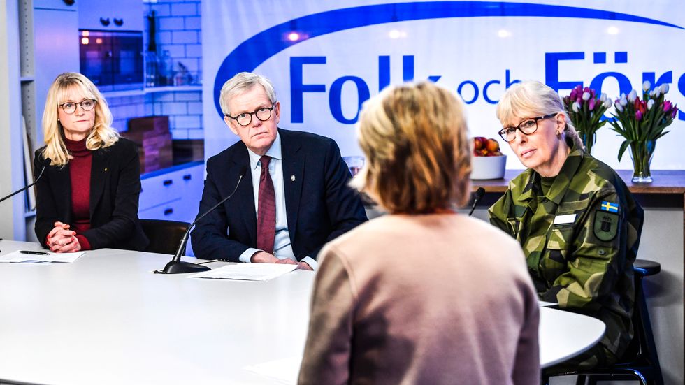 Charlotte von Essen, chef Säkerhetspolisen (Säpo), Björn Lyrvall, generaldirektör Försvarets Radioanstalt (FRA) och Lena Hallin, chef Militära underrättelse- och säkerhetstjänsten (MUST) vid Folk och försvars rikskonferens i Stockholm.