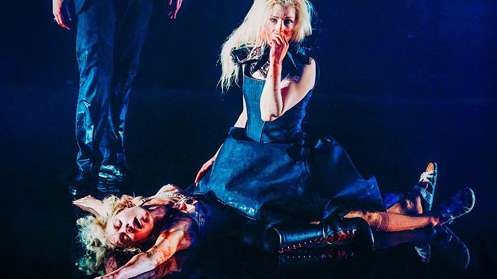 Vampyrdrottningen Titania (Brigitte Zeh) under en blodig rit med en servitris (Josefin Iziamo).
