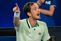 Daniil Medvedev bötfälls för att ha skrikit åt domaren i Australian Open.