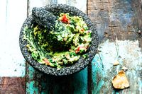 En traditionell guacamole med mosad avokado ur Jonas Crambys Texmex från grunden.