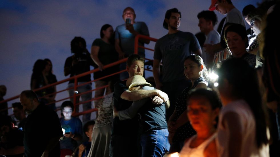 Invånare i El Paso samlas för att sörja skjutningens offer.