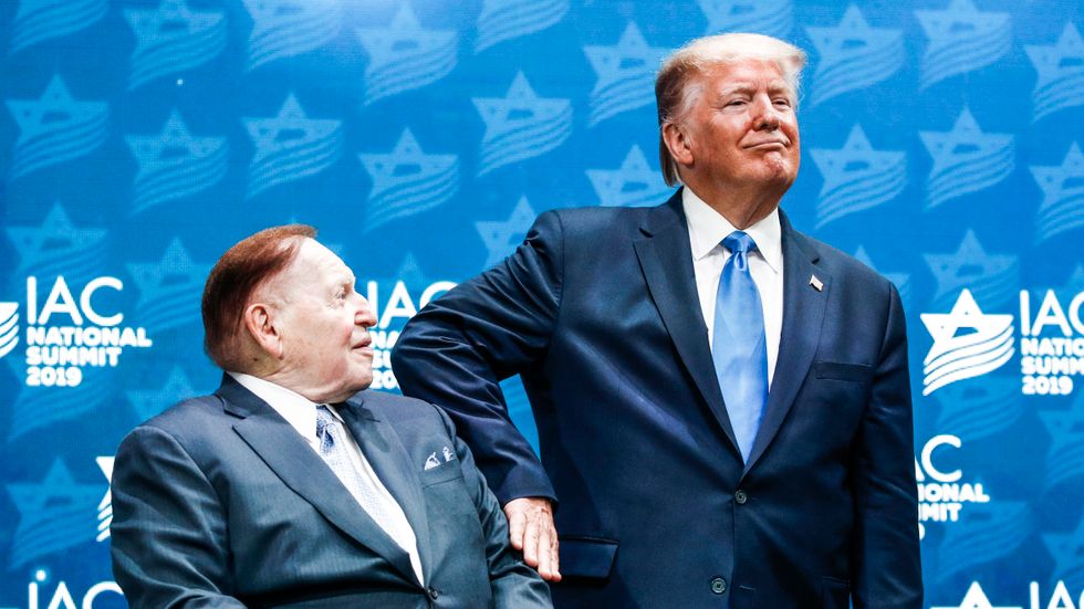 Miljardären Sheldon Adelson och Donald Trump, som fick stort finansiellt stöd av kasinokungen i sin valkampanj.