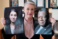 Berit Reiss-Andersen, ordförande av norska Nobelkomiteen med bilder på vinnarna Nadia Murad och  Denis Mukwege.