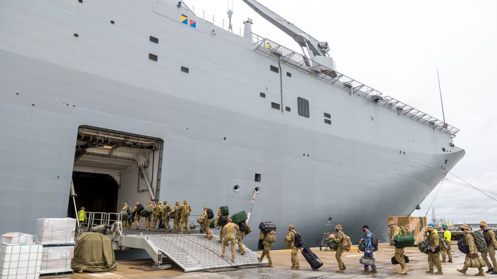Australiska soldater lassar nödhjälp ombord HMAS Adelaide inför avfärden mot Tonga. Bilden är tagen den 20 januari och distribuerad av australiska försvaret.