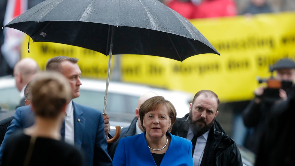 Angela Merkel anländer till SPD:s partihögkvarter för torsdagens samtal.