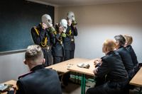 Ukrainska kadetter övar på att snabbt få på sig gasmasken första dagen vid militärskolan i Kiev den 1 september.