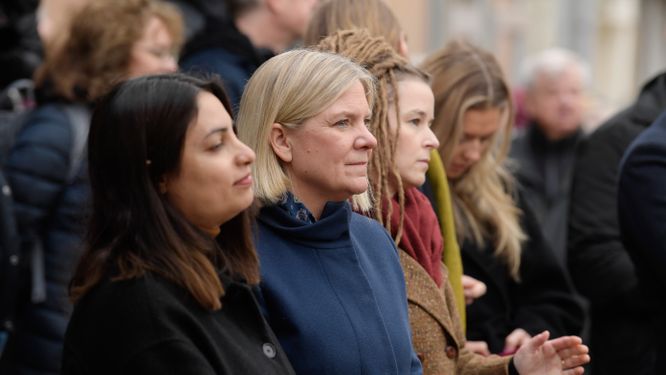 Nooshi Dadgostar (V), Magdalena Andersson (S) och Amanda Lind (MP) på manifestationen på Gubbängstorget.