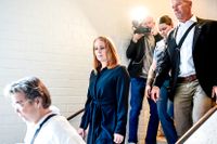 Annie Lööf på väg in till rättssalen i Gotlands tingsrätt, där hon ska förhöras som målsägare i målet om det misstänkta terroristbrottet i Visby.