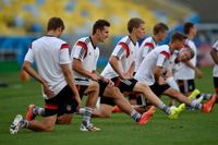 Det tyska landslaget stretchar under ett träningspass inför fredagens kvartsfinal mot Frankrike.