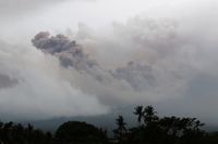 Ett askmoln höjer sig över Mayon-vulkan på Filippinerna efter ett mindre utbrott.