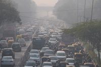 Pendlare i den hälsovådliga luften i Delhi under onsdagsmorgonen.