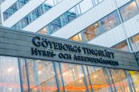 En 55-årig man döms av Göteborgs tingsrätt till tio års fängelse för mer än 100 våldtäkter eller andra sexuella övergrepp på en pojke. Arkivbild.