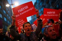 Demonstranter i Istanbul i Turkiet efter folkomröstningen.