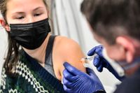 En tonåring i delstaten Vermont får sin tredje dos av Pfizer-Biontechs vaccin mot covid-19. Arkivbild.