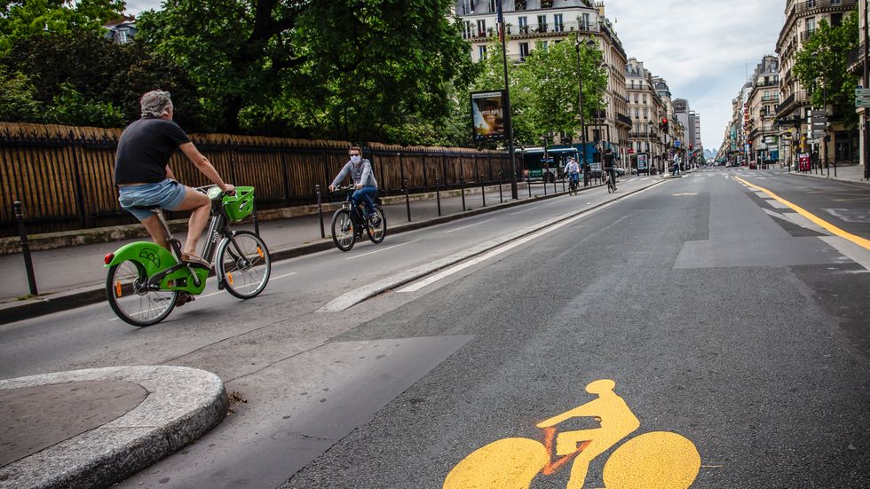 I Frankrike inrättades snabbt tillfälliga cykelvägar för att avlasta kollektivtrafiken. 