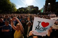 Minnesstunden vid Albert Square i Manchester dagen efter terrorattacken som krävde 22 dödsoffer