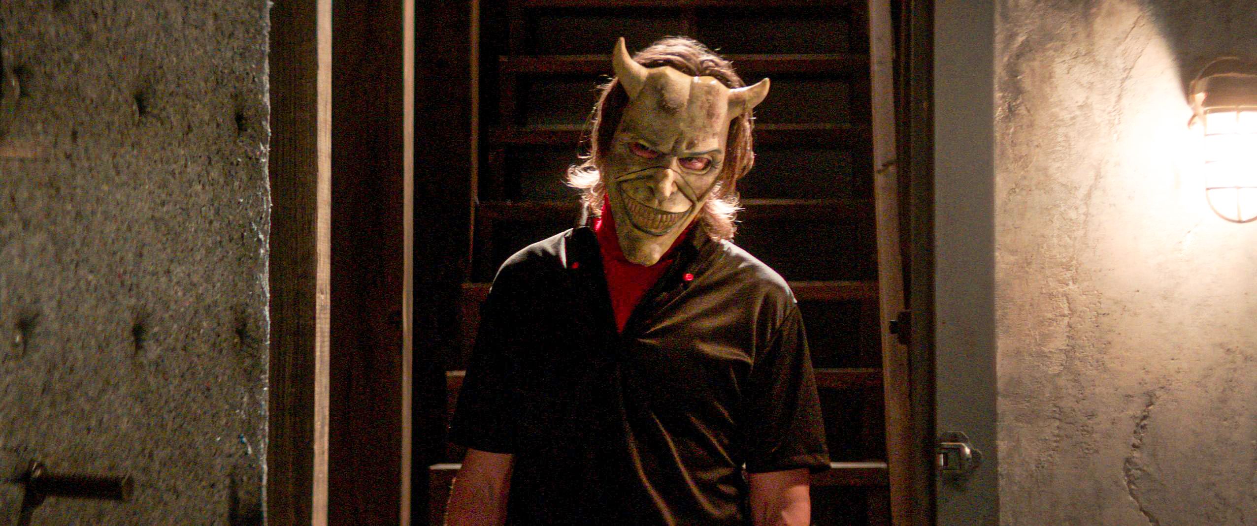  Allas skräck i kvarteret. En maskbeklädd man (Ethan Hawke) som förföljer och kidnappar tonårspojkar. 