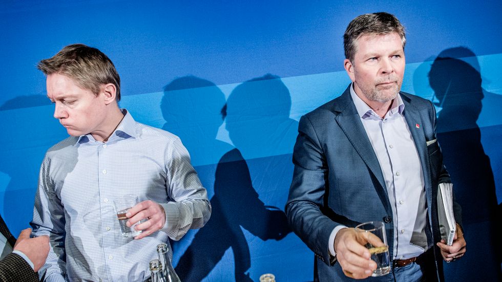 ATG:s vd Hasse Skarplöth och Svenska Spels vd Lennart Käll efter att spellicensutredningen överlämnats till regeringen i mars 2017.