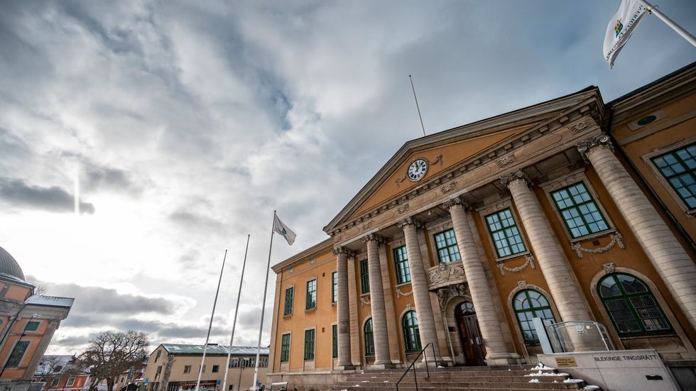 Mannen hittades död utanför en skola i Ronneby i mitten av maj förra året. Nu åtalas en 37-årig kvinna vid Blekinge tingsrätt misstänkt för mord. Arkivbild.