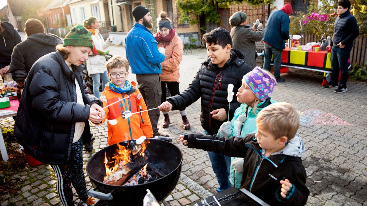 Gatufest i protest mot sprängdåden i Malmö, med Anna Glas och barnen Rally, Moa och Rune.