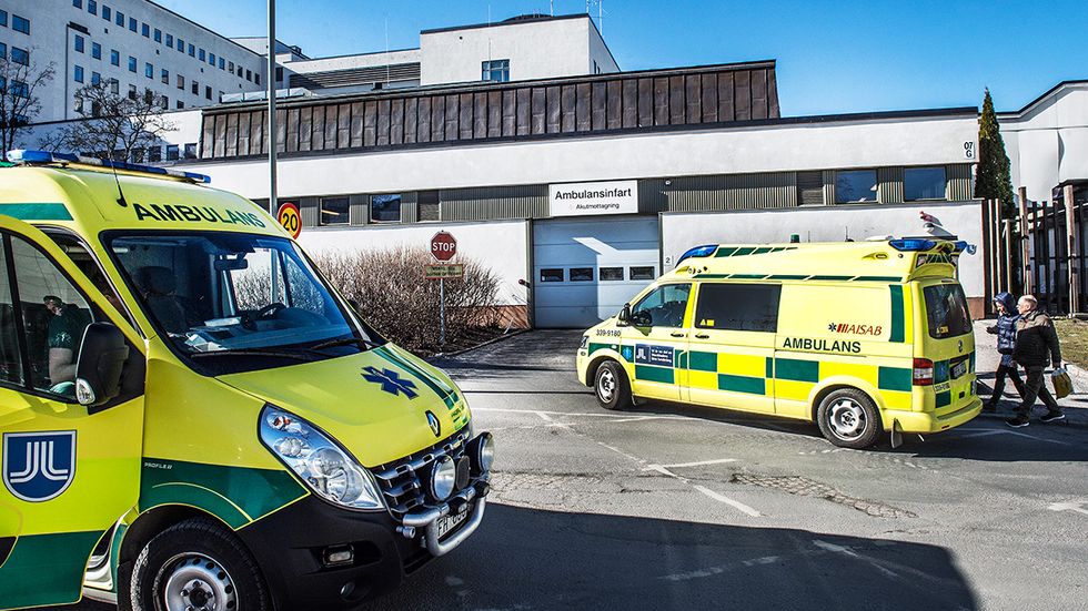 Amulanser utanför akuten på Söödersjukhuset i Stockholm.