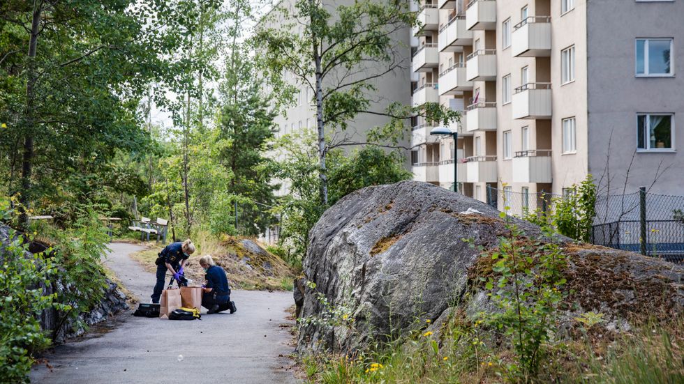 Polisens tekniker var på plats i Stockholmsförorten Svedmyra dagen efter skjutningen där en man skottskadades.