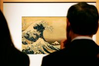 Museibesökare framför Hokusais mest ikoniska målning, ”Stora vågen vid Kanagawa”.