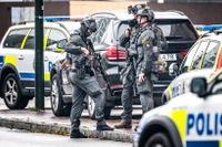 Poliser med förstärkningsvapen utanför efter efter dödsskjutningen på Emporia i Malmö.
