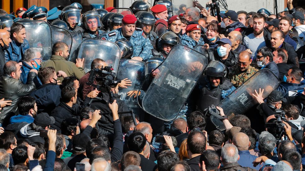 Demonstranter och poliser under onsdagens protester i Jerevan mot villkoren i avtalet mellan Armenien och Azerbajdzjan.