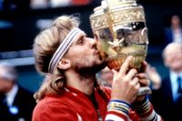 Björn Borg kysser bucklan efter att ha vunnit Wimbledons tennisturnering för femte året i rad, 1980.