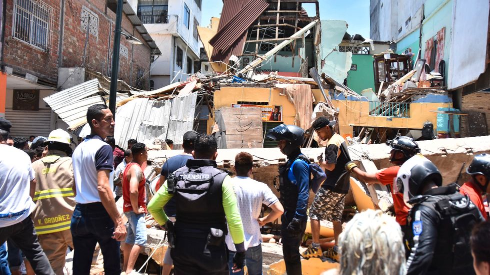 Räddningstjänst och boende söker i rasmassorna efter skalvet i staden Machala i Ecuador.